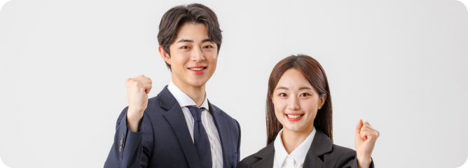 청년들이 웃으며 화이팅하는 이미지