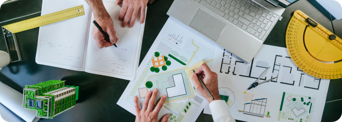 인테리어 서류를 갖고 회의하는 이미지