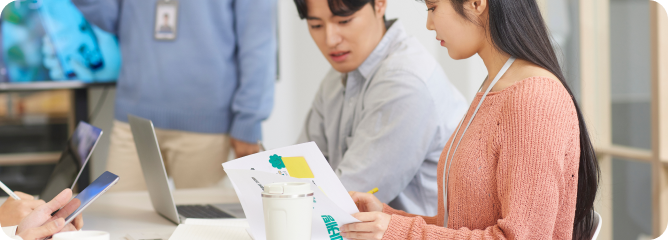 회의실에서 회의하는 이미지